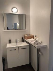 蒂尔特Appartamento ideal的浴室设有白色水槽和镜子