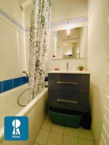 阿尔桑雷IDR-0022 - Maison proche de la plage du Grignon的浴室配有盥洗盆、浴缸和盥洗盆