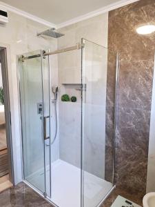 洛夫兰Rooms Sanja, Lovran - Opatija的浴室里设有玻璃门淋浴