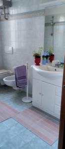 CossognoIl forno的一间带水槽、卫生间和紫色毛巾的浴室