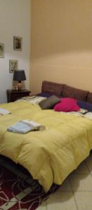 CossognoIl forno的一间卧室配有一张带枕头的大型黄色床