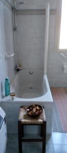 CossognoIl forno的带浴缸和凳子碗的浴室