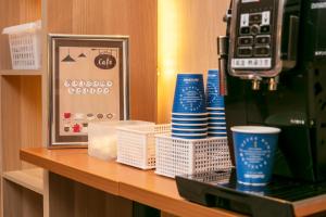 札幌札幌薄野微笑尊贵酒店的茶几和咖啡机