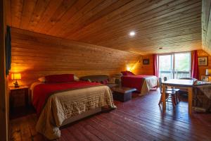 圣马修园勒奥博格吉瑞福吉都特拉帕尔酒店的木制客房内的一间卧室配有两张床