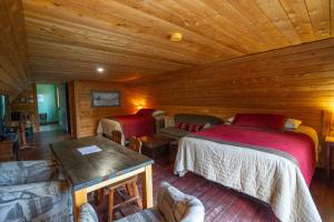 圣马修园勒奥博格吉瑞福吉都特拉帕尔酒店的小木屋卧室配有两张床和一张沙发