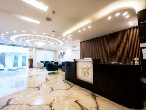 瓦迪穆萨Petra Premium Hotel的大堂设有接待台的等候室