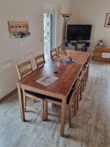 黑尔博尔茨海姆Haus Ziegenblick的木制用餐室配有桌椅和电视