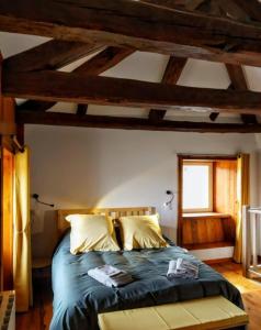 Mazet-Saint-VoyLa ch'tiote meizou的一间卧室配有一张带蓝色床单的床和一扇窗户。