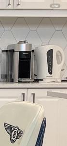 渥太华Voltage的厨房配有咖啡机和微波炉