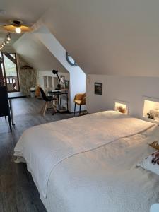 Saint-Quentin-Lamotte-Croix-au-BaillyO loft des Croisiens的卧室配有一张白色大床和一张书桌