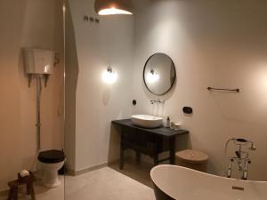 翁蒂年特Hotel Finca La Mixtura, Restaurant Mélange的浴室设有水槽和墙上的镜子