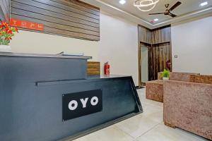 孟买OYO Hotel Blue Inn Residence Near R City Mall的大堂的电视,上面有ovo标志