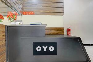 孟买OYO Hotel Blue Inn Residence Near R City Mall的房间里的柜台上的奥氏标志