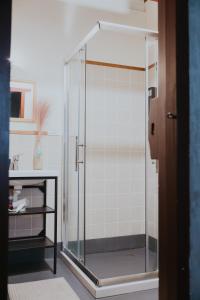 金湖镇岛中大厝 的浴室里设有玻璃门淋浴