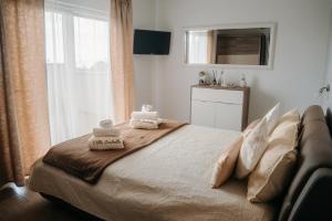 奥帕提亚Villa Isabella的一间卧室配有一张床,上面有两条毛巾