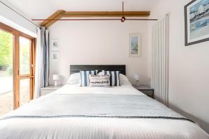 帕兹托Re-imagined Stone Barns in the Country Near the Coast的卧室设有一张白色大床和一扇窗户。