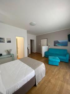 切法卢Horizon Suites的一间卧室配有一张床和一张蓝色的沙发