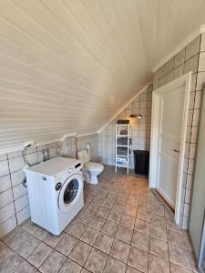 希恩Sentrumsnær enebolig med 4 soverom的一间带洗衣机和卫生间的浴室