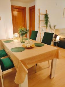 拉斯加比亚斯Salma的餐桌、黄桌布和绿色椅子