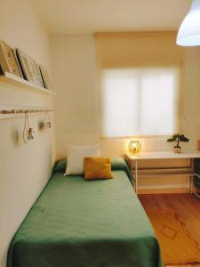 拉斯加比亚斯Salma的一间卧室设有一张带窗户的绿色床