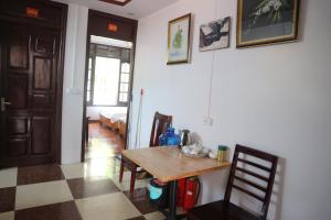 萨帕May Nui Sa Pa Hostel的一间带木桌和 ⁇ 木地板的用餐室