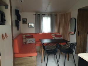 拉罗克当泰龙Camping Domaine des Iscles的客厅配有沙发和桌椅
