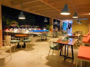 圣希尔Trip Monkey del Río的一间带桌椅的餐厅和一个游泳池