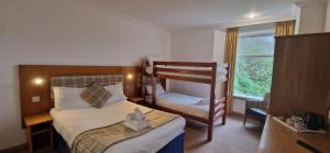 阿罗柴尔长湖酒店 的一间卧室设有两张双层床和一扇窗户。