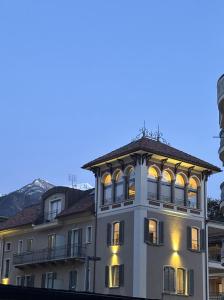 多莫多索拉Residenza la Torretta的一座白色的大建筑,灯火通明