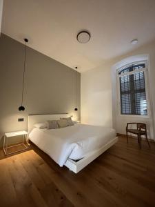 多莫多索拉Residenza la Torretta的卧室设有一张白色大床和一扇窗户。