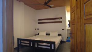 阿鲁甘湾The Point Bay的一间卧室设有一张床和天花板