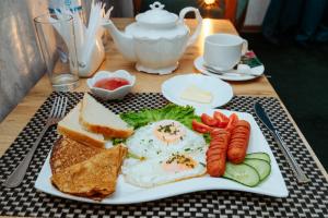 塞米伊SELFIE +的包括鸡蛋面包和蔬菜的早餐盘