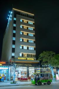 Giáp Vinh YênSAMMY Hotel - Khách sạn SAMMY的停在酒店前面的一辆绿色卡车