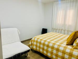 卡马尔莱斯Casa La via的一间小卧室,配有床和窗户