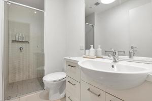墨尔本Sea View, Gym & Pool, 2 bedrooms 2 bathrooms的白色的浴室设有水槽和卫生间。