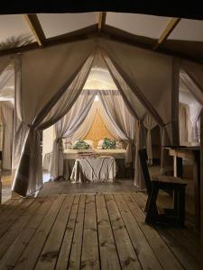 贝拉吉奥Luxury Lodge的帐篷,房间中间设有一张床
