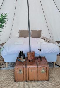 斯塔德Luxury Tent with Restroom and shower, close to the Beach的一间卧室配有一张带帐篷的床