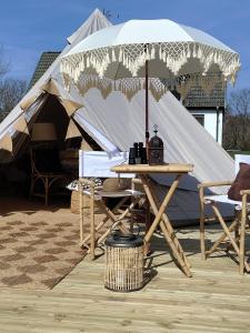 斯塔德Luxury Tent with Restroom and shower, close to the Beach的帐篷前的桌椅