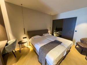 德帕内瑟莱斯特别墅酒店的配有一张床和一把椅子的酒店客房