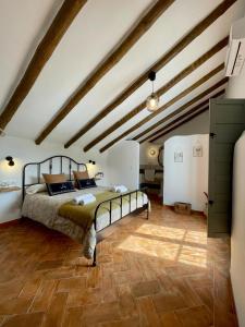 蒙特弗里奥Cortijo Las Angosturas Montefrío的一间卧室配有一张床,铺有木地板