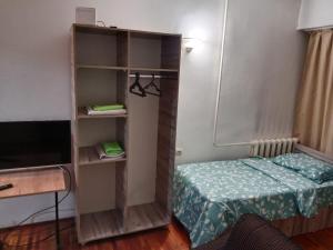 塔什干Apartment Tsentr 5的小房间,设有床和书架