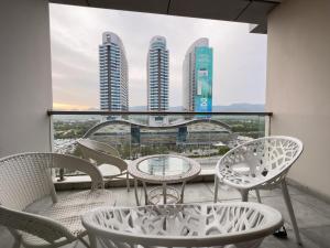 伊斯兰堡Centaurus Facing Executive Apartments By Elysium Tower Islamabad的阳台配有桌椅,享有建筑的景致。