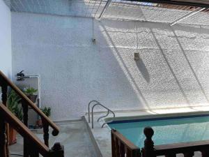 库库塔Lujosa casa, excelente sector, amplia con piscina的墙上有网的游泳池