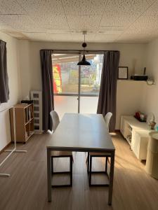 Saiki貸別荘 Reserved VacationStay UND Oita Saiki的客厅配有桌椅和窗户。