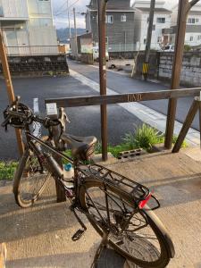 Saiki貸別荘 Reserved VacationStay UND Oita Saiki的停在路边的自行车