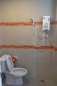 Nang RongThe Room Nangrong的浴室配有白色卫生间和淋浴。
