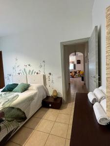 布拉恰诺La Corte del Principe的一间卧室设有一张大床和一个走廊