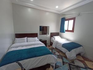 QināDream Hotel的一间卧室设有两张床和窗户。