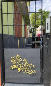 CeibaJunzi的挂着一幅植物画的门