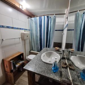贝拉维斯塔Hostal El Encuentro的一间带水槽和卫生间的浴室